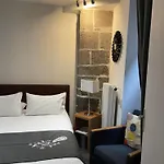 Dans Maison Du Xviᵉ Siecle, A Ferrand Petit Dejeuner Et Menage Inclus Apartment