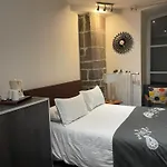 Dans Maison Du Xviᵉ Siecle, A Ferrand Petit Dejeuner Et Menage Inclus Apartment *
