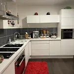 Dans Maison Du Xviᵉ Siecle, A Ferrand Petit Dejeuner Et Menage Inclus Apartment